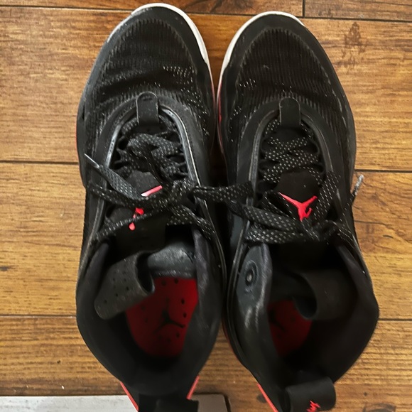 Youth size 7 Jordan basketball shoes - Picture 2 of 4